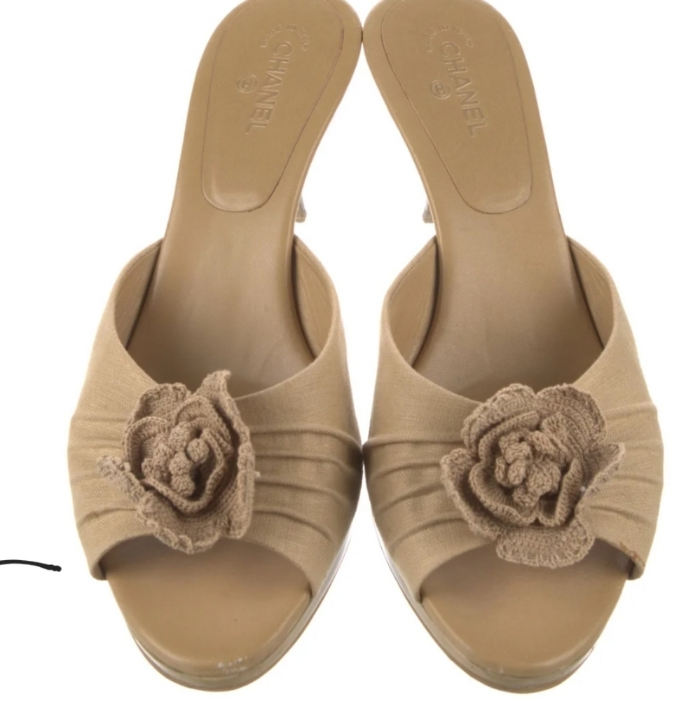 CHANEL SIZE 10 TAN EUC 2004 CRUISE COLLECTION - Picture 1 of 4